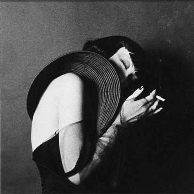  Retrato  (1983), de Marcus Leatherdale, en la exposición  Mujeres en plural,  en la Fundación Canal, de Madrid.