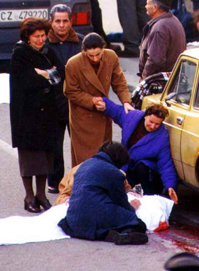 Imagen tomada en 2000 tras el asesinato a tiros del jefe de la  'ndrangheta  Salvatore Valente.