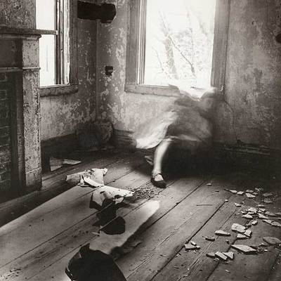 Fotografía de Francesca Woodman (1958-1981) de su serie   House   (1976), imagen del libro   Francesca Woodman   (Phaidon). El 9 de diciembre se inaugura una exposición de su obra en Espacio AV, de Murcia.