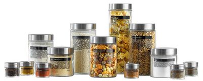 La colección  La despensa de Sergi Arola  está compuesta por ocho tarros y ocho especieros.