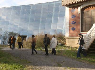 Los miembros de la comisión parlamentaria de investigación del  caso Balenciaga , en la visita que realizaron a las obras del museo en octubre.