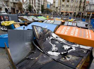 Estado en que quedaron las fotografías expuestas en el centro de Vitoria tras el  botellón  de protesta celebrado en la madrugada del pasado domingo, que degeneró en actos de vandalismo.