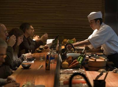 Barra del restaurante Koyshunka, donde el cliente puede disfrutar de la típica cocina a la vista  (show cooking ) nipona. rnCarmen SecanellarnSalmonete con espardeñas.