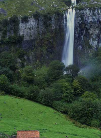 Acantilado de 70 metros por el que se precipita el río Asón  poco después de nacer.
