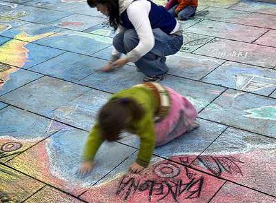 Los niños pintan con tiza un mapa del Mediterráneo