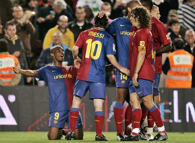 Eto'o, felicitado por sus compañeros.