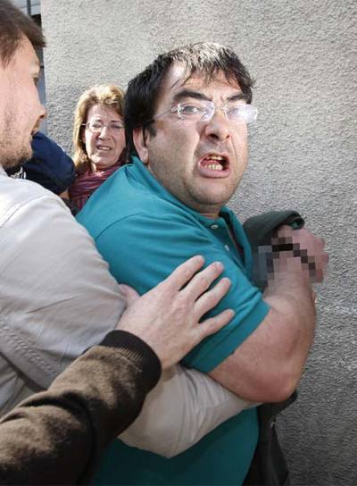 Javier López Peña,  Thierry , gritando consignas independentistas mientras la policía francesa le escoltaba el día de su detención en Burdeos, el 21 de mayo.