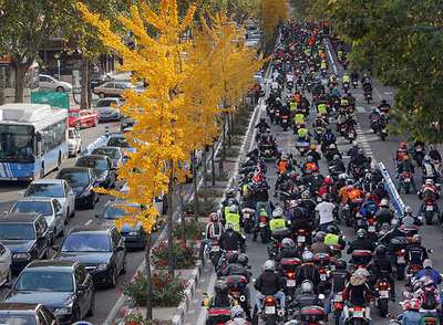 Más de 5.000 motos toman Madrid en una protesta contra Tráfico