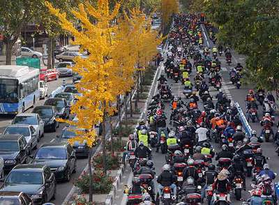 Unos 5.000 moteros toman la Castellana