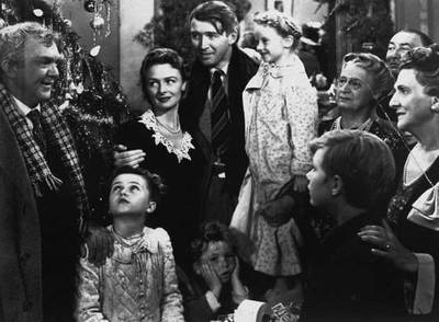 James Stewart, George Bailey en  Qué bello es vivir,  rodeado de su familia de ficción en la película.