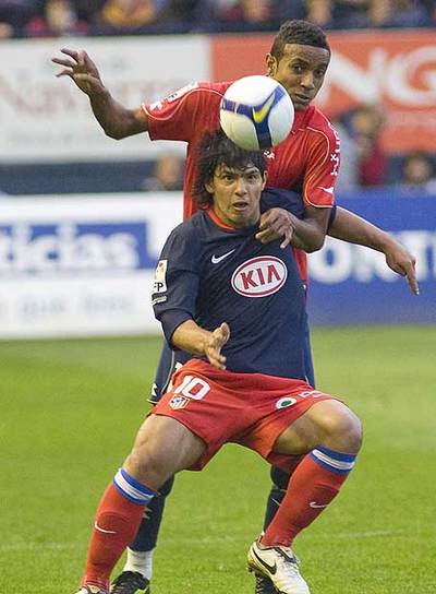 Roversio pelea por el balón con Agüero.