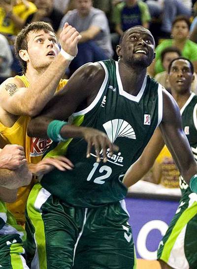 Freeland y N'Dong luchan por un rebote.