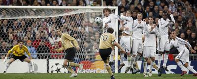 5 de noviembre de 2008: Tras perder en Turín por 2-1, los blancos vuelven a perder en Champions frente a la Juve, esta vez en el Bernabéu (0-2). La gran actuación de Del Piero y el juego sin brillo del Madrid se convierten en una amenaza para el futuro de Schuster.