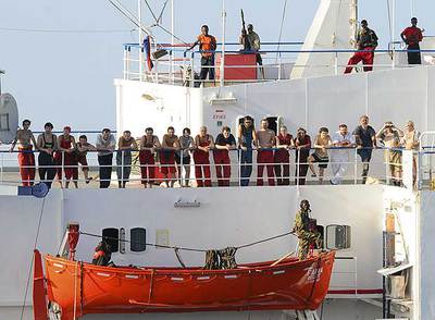La tripulación del mercante  MV Faina , secuestrado por piratas somalíes, espera en la cubierta del buque.
