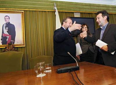 El alcalde de Lugo, Xosé López Orozco, tiende la mano al portavoz del BNG, Xosé Anxo Laxe, al final del partido.