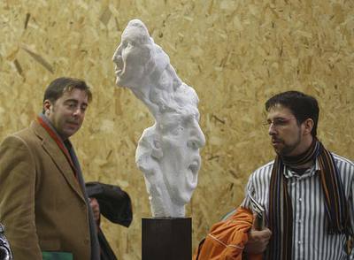 Dos visitantes observan una de las esculturas expuestas en el certamen Ikas Art.