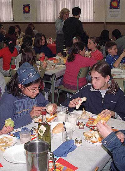 Un grupo de escolares toma un desayuno cardiosaludable en el colegio.