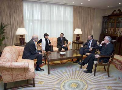 Los tres nuevos vocales del Poder Judicial para Euskadi (Almenar, Uría y Azón, de izquierda a derecha) hablan con el   lehendakari   Ibarretze y el consejero Azkarraga en un momento de su reunión de ayer.