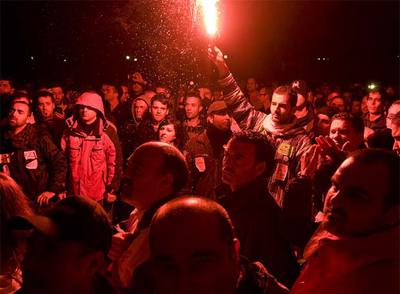 Trabajadores de Nissan se concentraron ayer ante la sede de la Cámara baja catalana, ayer.