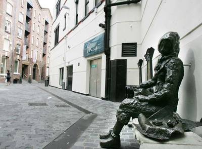 Una estatua de Eleanor Rigby en Liverpool cerca de la calle donde se celebra todos los años el Mathew Street Festival, dedicado a los Beatles.