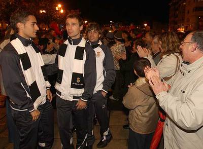 Los jugadores del Real Unión, aplaudidos ayer a su llegada a Irún.