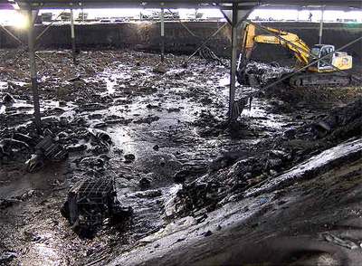 Los residuos del  Prestige,  almacenados en una de las naves de Sogarisa, en As Somozas.