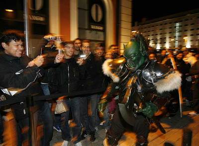 Cola de jóvenes en Madrid anoche para comprar el nuevo  World of Warcraft .