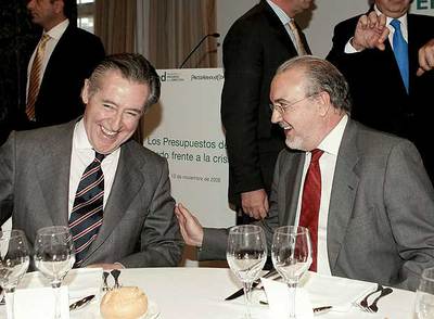 El presidente de Caja Madrid, Miguel Blesa (izquierda), y el ministro de Economía, Pedro Solbes.