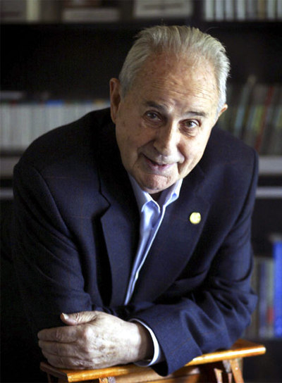 Miguel Núñez, en diciembre de 2002, en la presentación de su libro de memorias  La revolución y el deseo. 