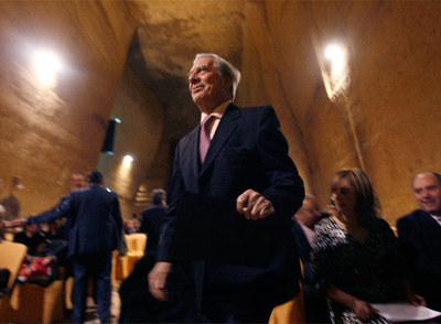 Vargas Llosa pronuncia en Osuna un pregón para elogiar el aceite