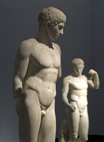 Estatuas grecorromanas en la exposición  Entre dioses y hombres,  en el Museo del Prado.