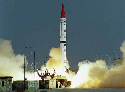 El misil paquistaní  Haft VI,  en la foto en una prueba en 2006, puede transportar cabezas nucleares.