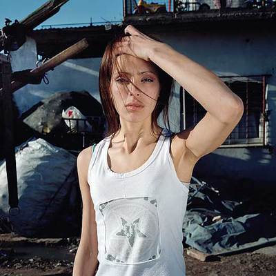 Daniela Cott, de 16 años, ante la puerta de la chabola de su abuela en Lanus, al sur de Buenos Aires.