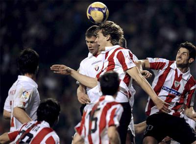 Llorente pelea un balón por alto con Vadocz.