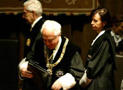 Manuel Jiménez de Parga (centro) y Emilia Casas, en el acto de toma de posesión en 2004.