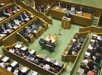 El  lehendakari  Ibarretxe se dirige a los parlamentarios en un pleno de la Cámara.