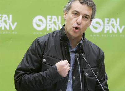 El presidente del PNV se dirigía ayer a los simpatizantes de su partido tras la reinauguración del   batzoki   de Alonsotegi.