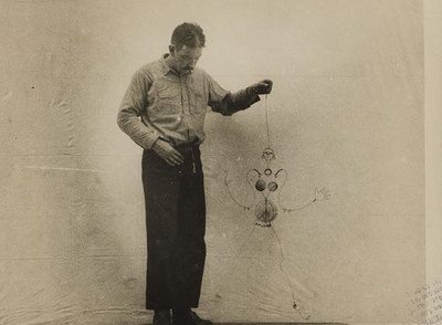 Calder con su  Josephine Baker  durante la filmación de un documental de Pathé en 1929.