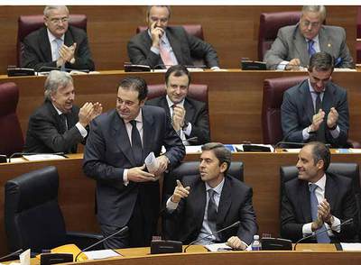 Gerardo Camps recibió el aplauso del grupo parlamentario y de sus colegas del Consell tras intervenir ante el pleno de las Cortes.