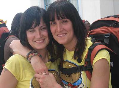 De izquierda a derecha, las gemelas Ainhoa e Idoia, en un momento de  Pekín express.  