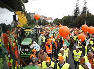 La marcha de Unións Agrarias y Xóvenes Agricultores reunió a miles de ganaderos frente a la sede de la Xunta en San Caetano.