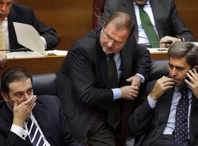 Font de Mora, ayer en las Cortes, entre el titular de Economía y el vicepresidente del Consell.