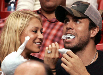 Anna Kournikova y Enrique Iglesias, en un partido en 2005.