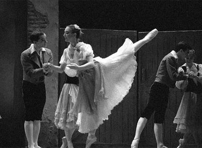 Arantxa Argüelles y el Ballet Lírico Nacional, en  La fille mal gardée , en 1990. Eran los últimos días del ballet clásico en España.