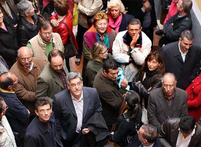 Acalorada moción de censura en La Vila seguida desde la calle