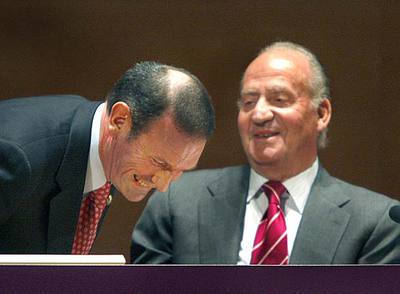 El Rey, en animada conversación con el  lehendakari,  Juan José Ibarretxe, en Bilbao.