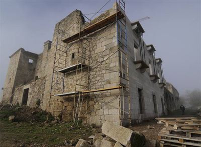 Estado actual del Palacio de Sober, con parte de la fachada ya reconstruida, en la que se ha empleado piedra nueva similar a la original.