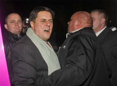 El líder del ultraderechista BNP, Nick Griffin, con bufanda, en 2007 en Oxford.