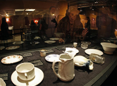 Piezas de la vajilla del  Titanic  en la muestra sobre el naufraugio expuesta en la plaza de Colón.