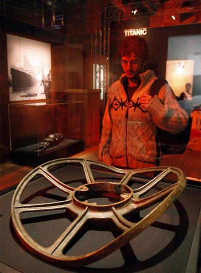 Un visitante observa restos de la maquinaria del  Titanic .